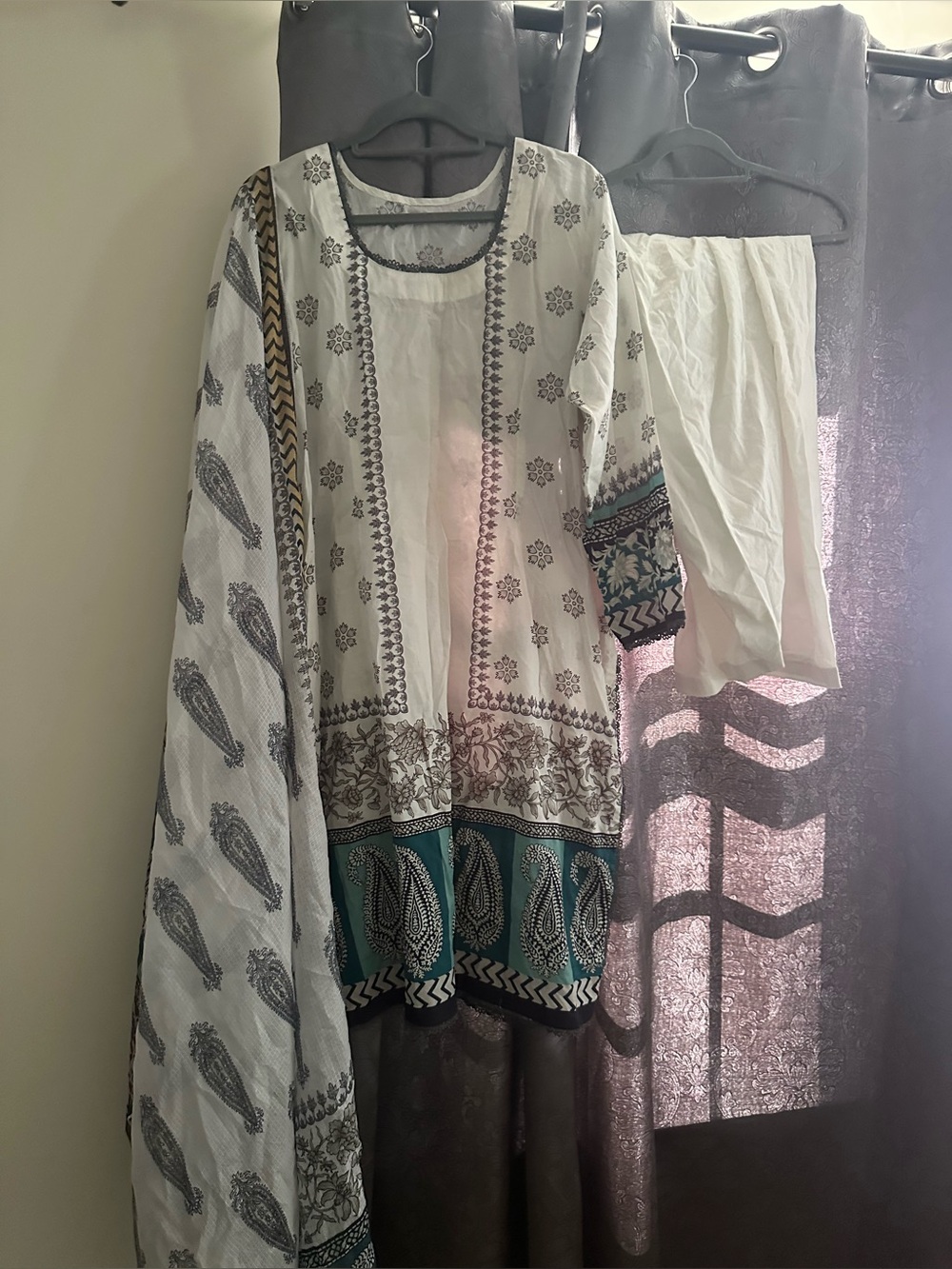 Pakistani White & Teal Printed shalwar kameez Women’s. Size XL.